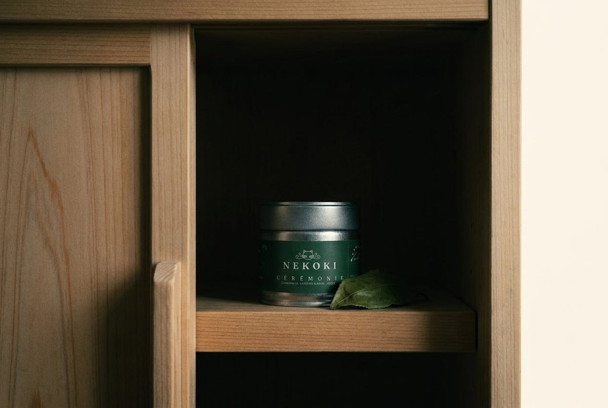Boîte Nekoki Cérémonie conservée à l'abri de la lumière dans un placard bois Image