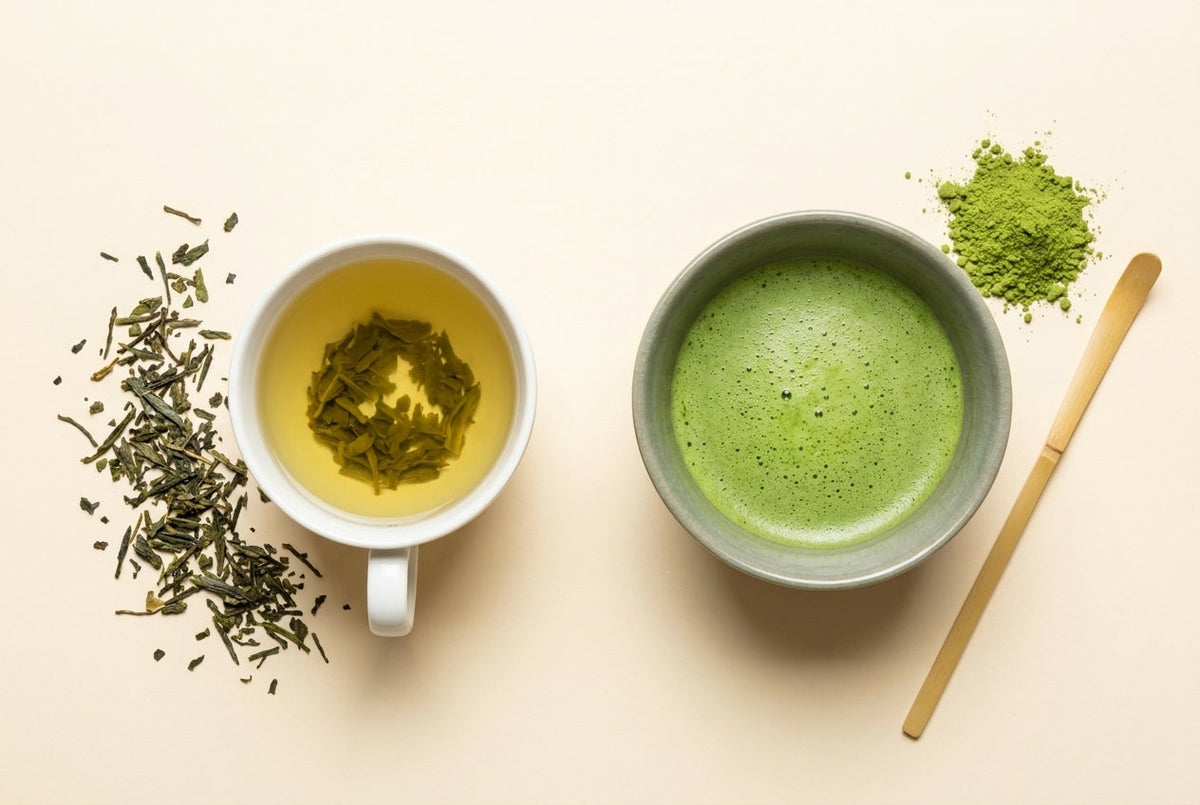 Différence matcha vs thé vert : feuilles de sencha infusées et bol de matcha préparé Image