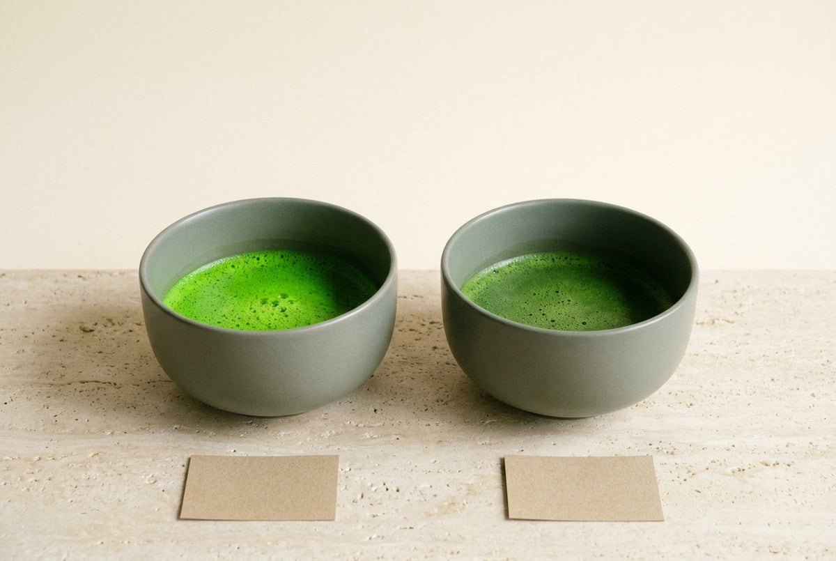 Matcha cérémonie ou culinaire : deux bols côte à côte pour comparer la couleur