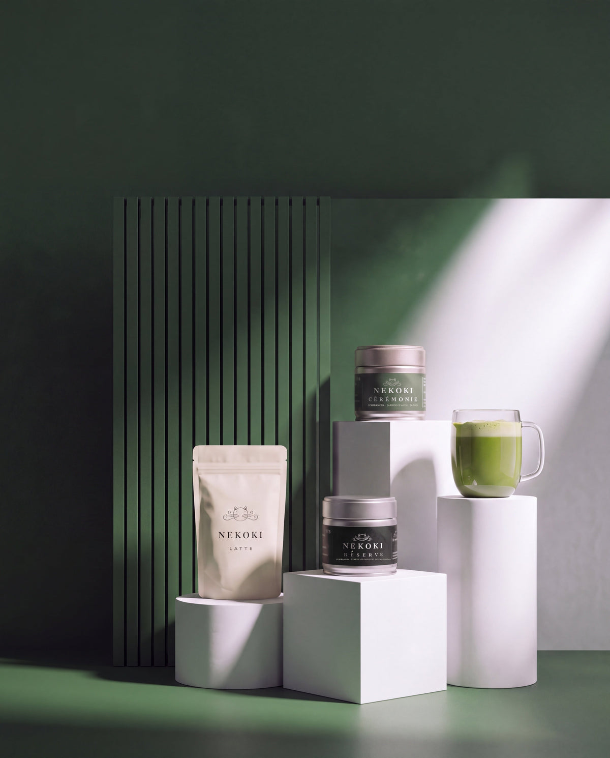 Le Trio Découverte Nekoki : Matcha Latte A+, Cérémonie A++ et Réserve A+++, avec un bol de matcha, mis en scène sur fond vert