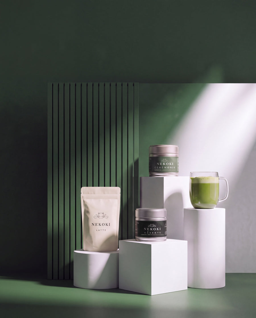 Le Trio Découverte Nekoki : Matcha Latte A+, Cérémonie A++ et Réserve A+++, avec un bol de matcha, mis en scène sur fond vert