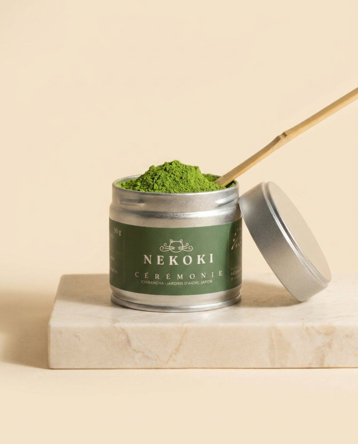 Matcha Cérémonie ouvert, poudre verte avec cuillère bambou