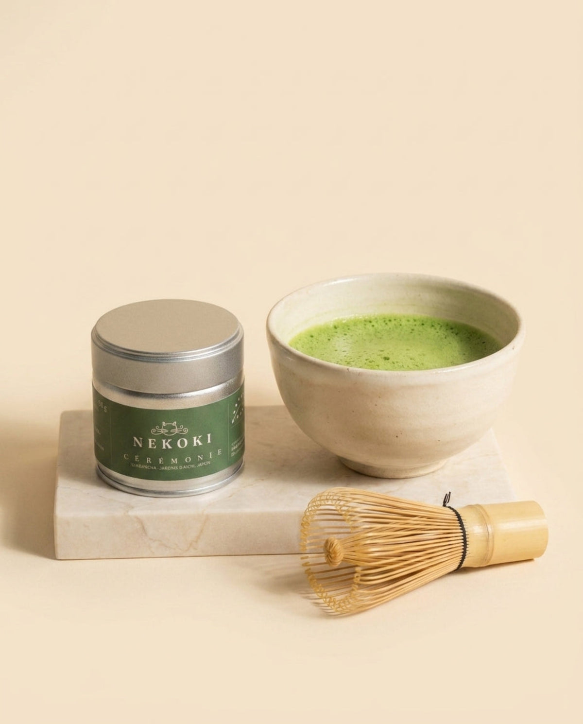 Bol de matcha Cérémonie préparé avec fouet bambou chasen