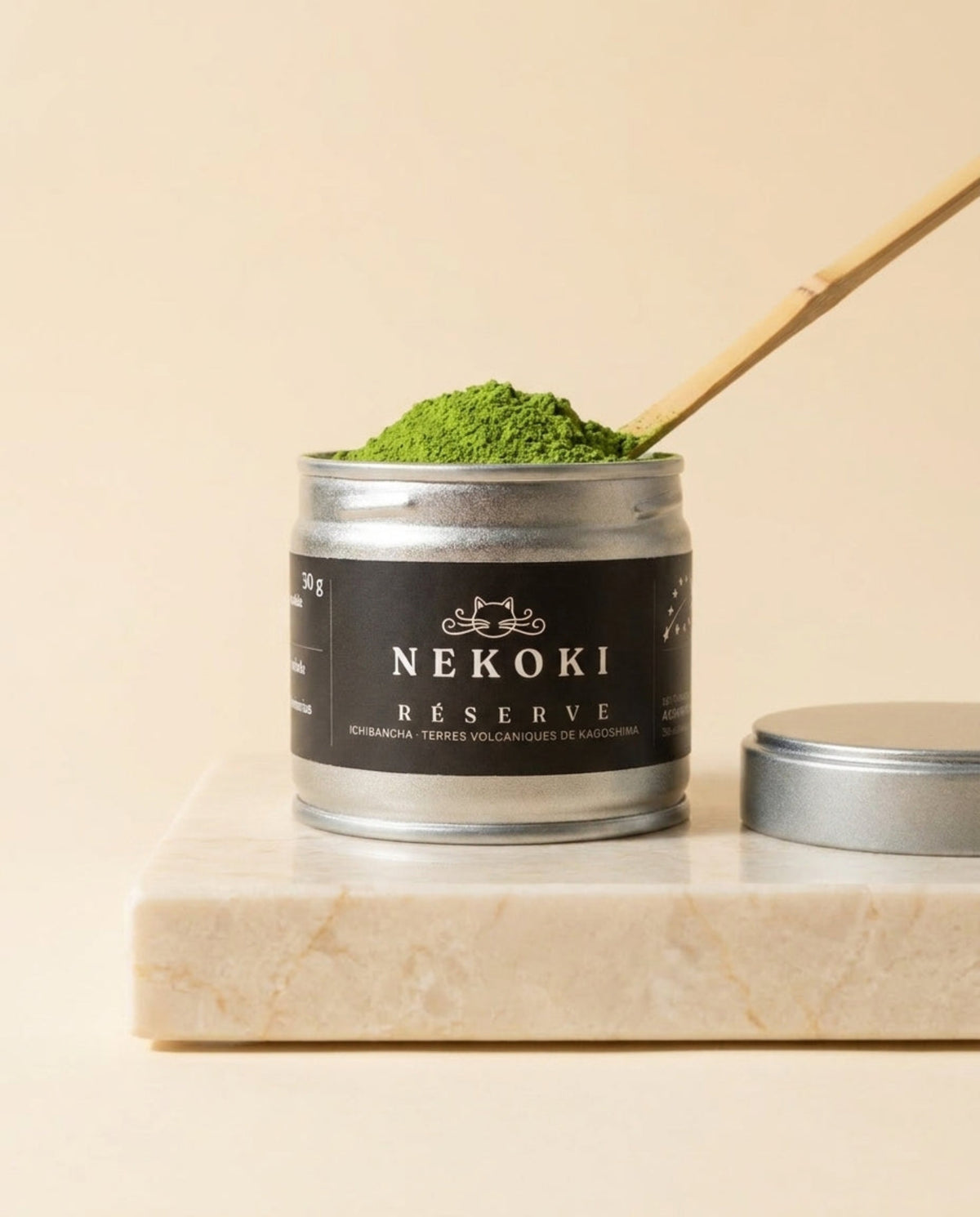 Matcha Réserve ouvert, poudre verte avec cuillère bambou