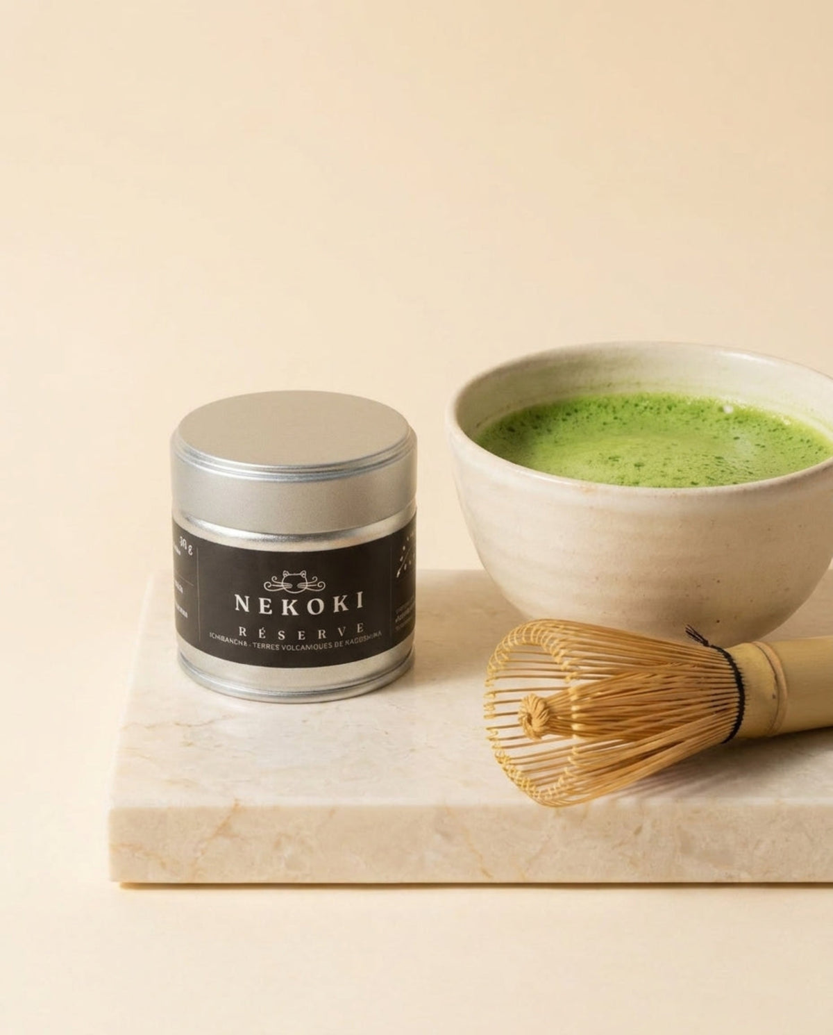 Bol de matcha Réserve préparé avec fouet bambou chasen