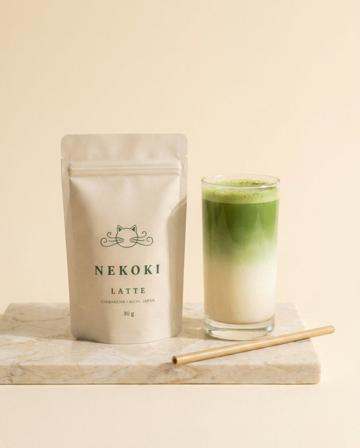 Pochette Matcha Latte avec verre matcha latte glacé et paille bambou