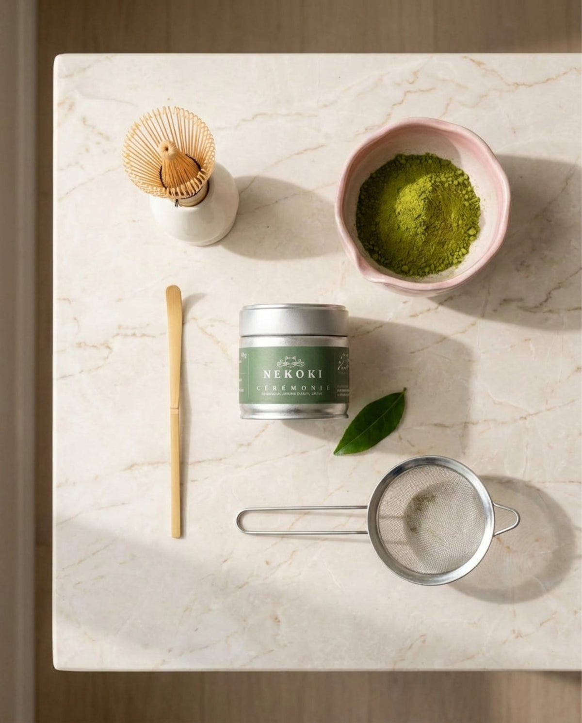 Le Rituel Complet Nekoki, version rose : boîte Matcha Cérémonie bio 30 g avec bol, chasen, chashaku, support et tamis, sur marbre crème