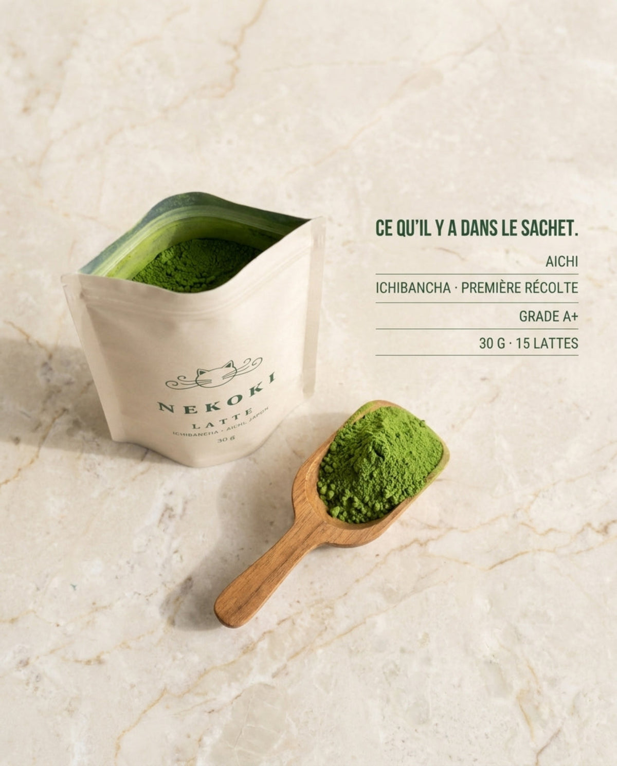 Sachet Matcha Latte Nekoki ouvert sur marbre crème : Aichi, ichibancha, grade A+, 30 g, environ 15 lattes