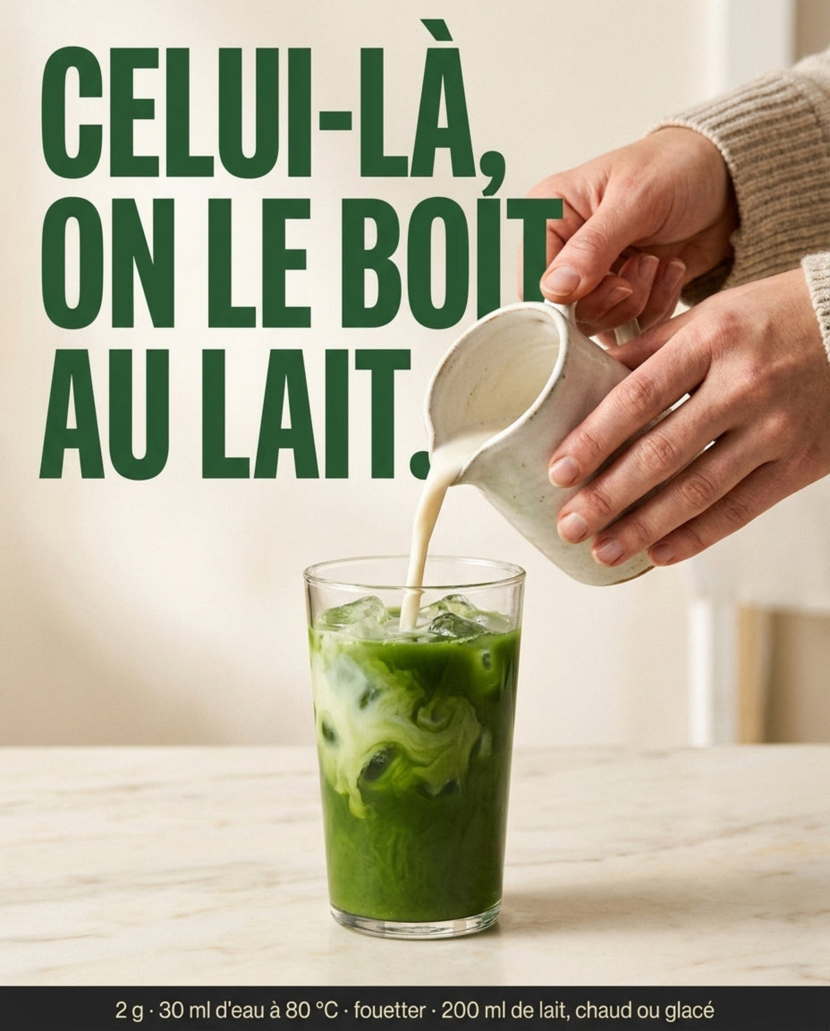 Préparation d'un matcha latte glacé Nekoki, lait versé sur glace : 2 g, 30 ml d'eau à 80 °C, 200 ml de lait chaud ou glacé